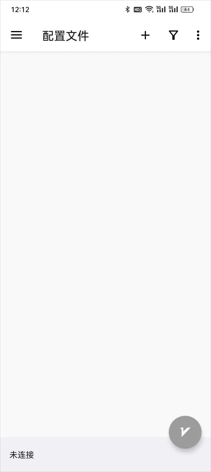 v2rayNG 第一次打开的主界面,配置列表是空的,右下角是灰色的 V 按钮,底部显示未连接